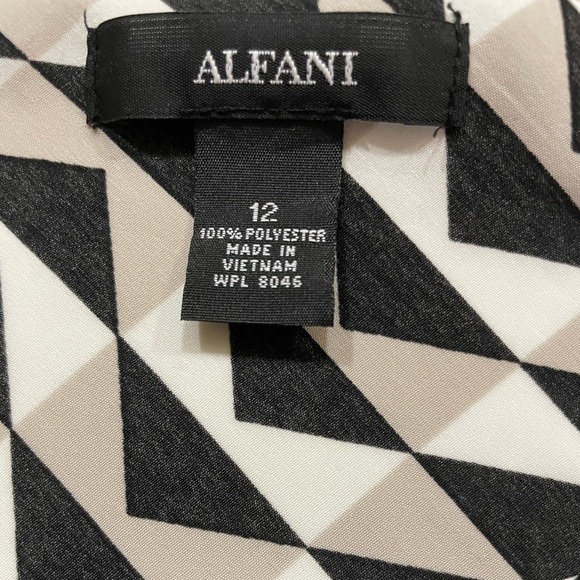 *SOLD* Alfani Geometric Print Pointed Hem Asymmetrical Top size 12 - Picture 2 of 5